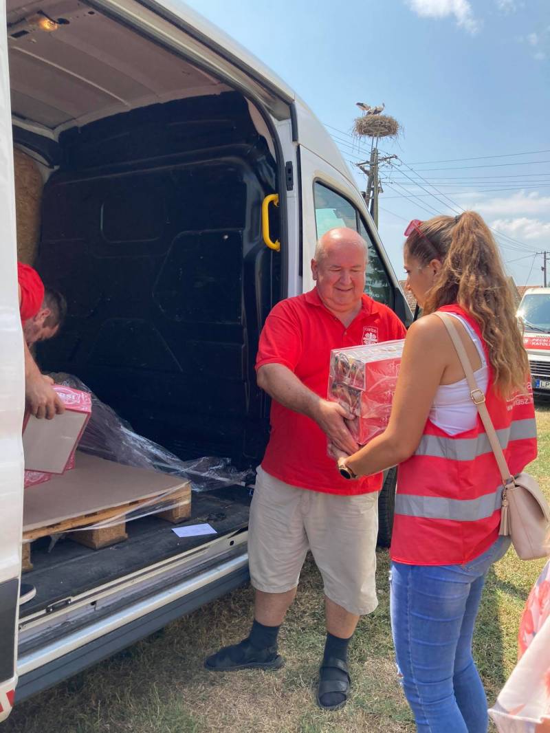 Écsy Gábor adományt ad át Drávaiványin egy önkéntes segítségével.jpg